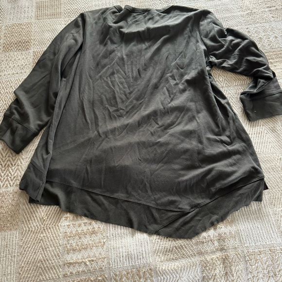 Simply Vera Wang Casual Ruffle Lightweight Sweatshirt Blouse - Picture 4 of 5